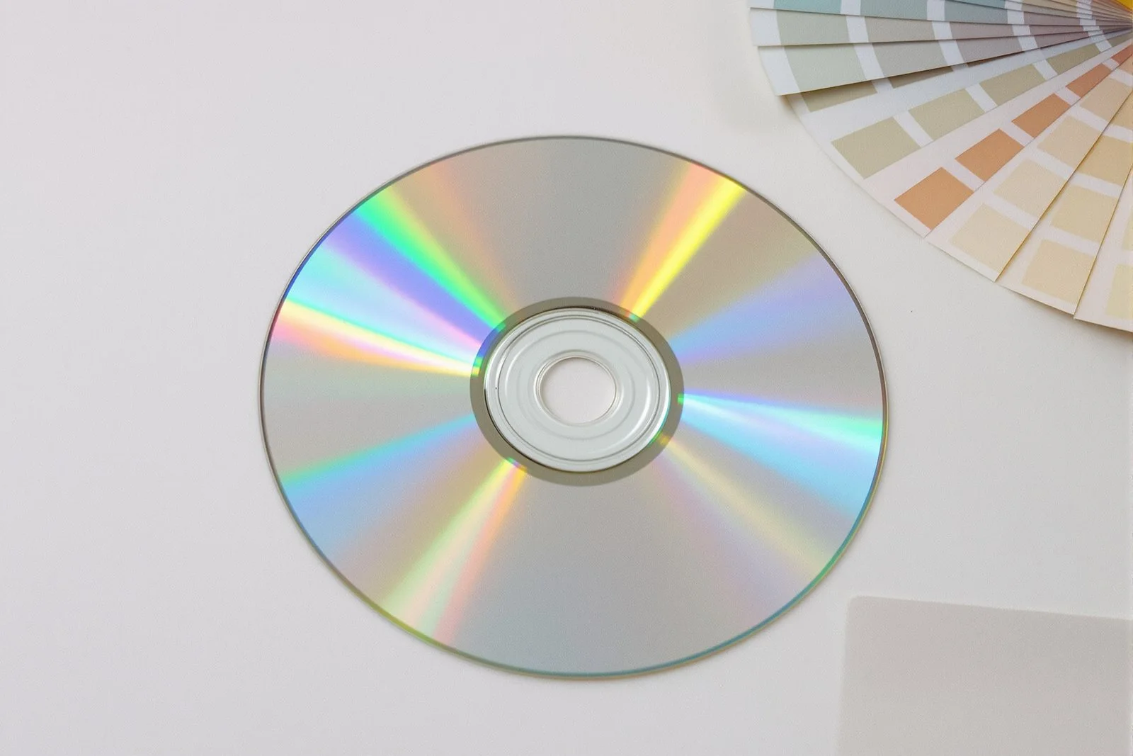 机の上に置かれた CD の盤面