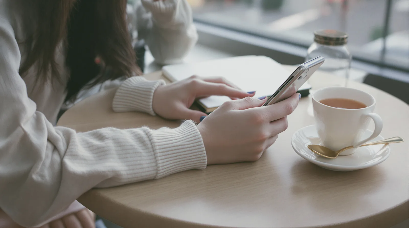 スマートフォンで医院のホームページを調べる手元